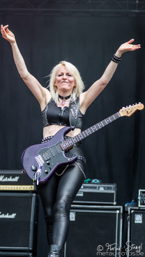girlschool-bang-your-head-2016-16-07-2016_0028