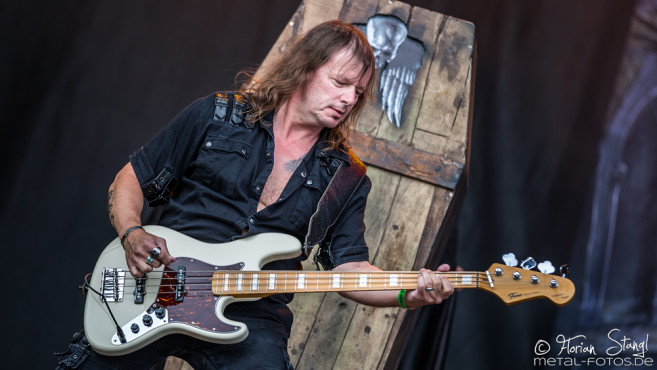 grave-digger-bang-your-head-2016-16-07-2016_0013
