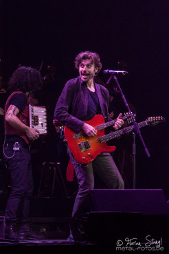 eric-bazilian-rock-meets-classic-2013-nuernberg-09-03-2013-11
