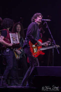 eric-bazilian-rock-meets-classic-2013-nuernberg-09-03-2013-14