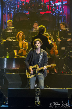 eric-bazilian-rock-meets-classic-2013-nuernberg-09-03-2013-24