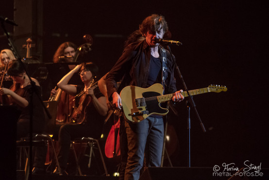 eric-bazilian-rock-meets-classic-2013-nuernberg-09-03-2013-27
