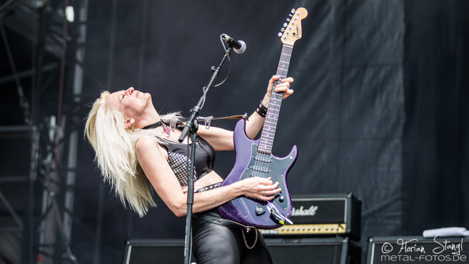 girlschool-bang-your-head-2016-16-07-2016_0017