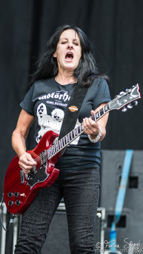 girlschool-bang-your-head-2016-16-07-2016_0038