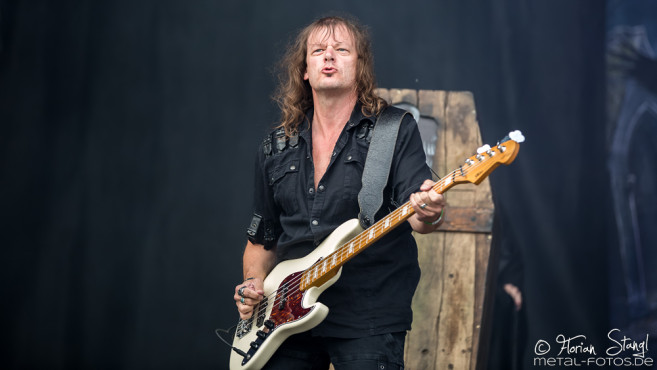 grave-digger-bang-your-head-2016-16-07-2016_0008
