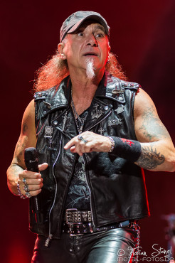 accept-bang-your-head-18-7-2015_0091