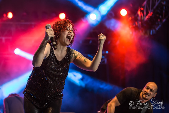 anneke-van-giersbergen-summer-breeze-2014-15-8-2014_0034