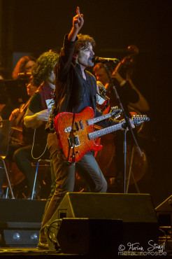 eric-bazilian-rock-meets-classic-2013-nuernberg-09-03-2013-05