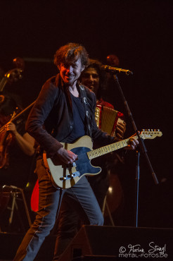 eric-bazilian-rock-meets-classic-2013-nuernberg-09-03-2013-13