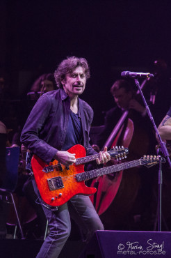 eric-bazilian-rock-meets-classic-2013-nuernberg-09-03-2013-16