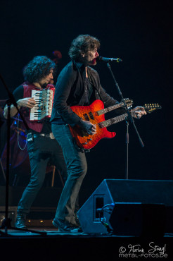 eric-bazilian-rock-meets-classic-2013-nuernberg-09-03-2013-18