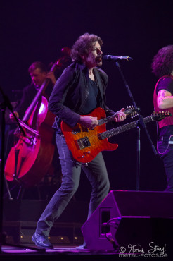 eric-bazilian-rock-meets-classic-2013-nuernberg-09-03-2013-22