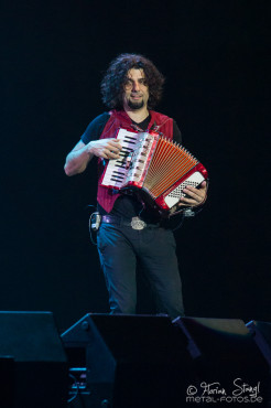 eric-bazilian-rock-meets-classic-2013-nuernberg-09-03-2013-26