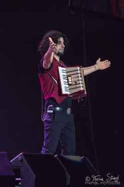 eric-bazilian-rock-meets-classic-2013-nuernberg-09-03-2013-31