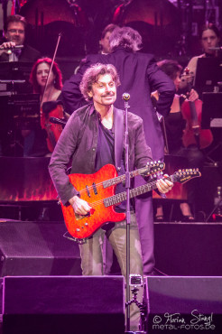 eric-bazilian-rock-meets-classic-2013-nuernberg-09-03-2013-34