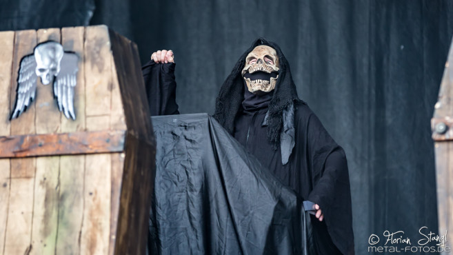 grave-digger-bang-your-head-2016-16-07-2016_0025