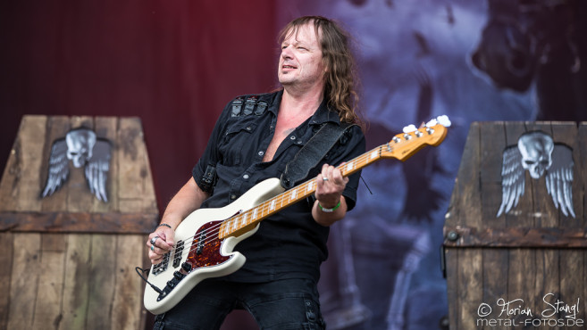 grave-digger-bang-your-head-2016-16-07-2016_0047