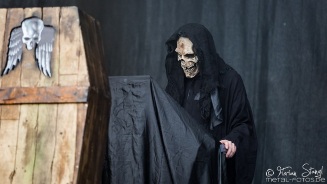 grave-digger-bang-your-head-2016-16-07-2016_0054