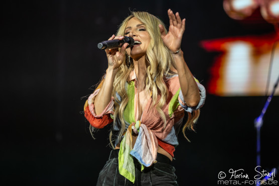 Melissa-Naschenweng-Arena-Nuernberg-8-5-2025_0010