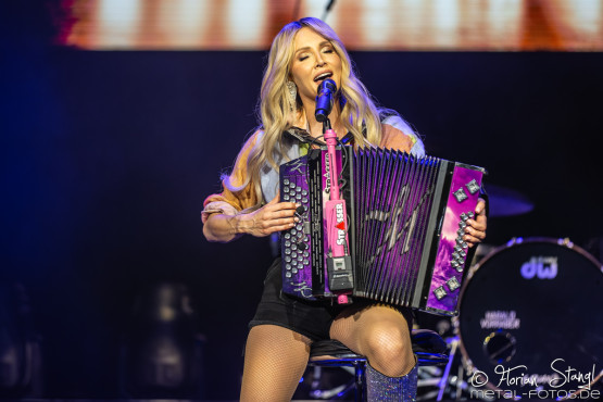 Melissa-Naschenweng-Arena-Nuernberg-8-5-2025_0023