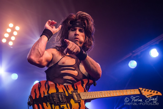 steel-panther-rockfabrik-nuernberg-22-6-2014_0021
